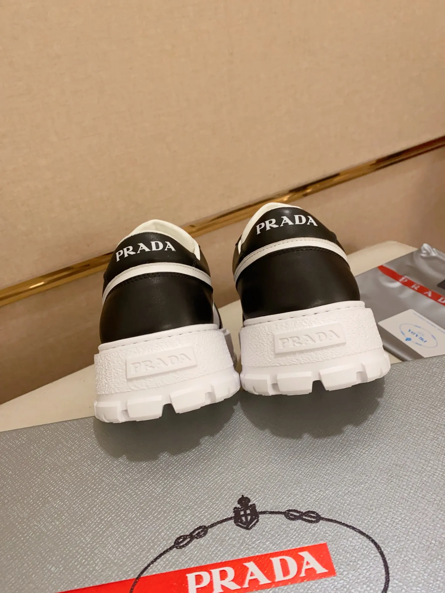 Men's shoes💰 620💰 ✔️✔️✔️Higher version High-quality new PRADA counters are launched simultaneously. The new men's shoes and 😘fabrics are selected from first-layer cowhide and are made by pure handicrafts. Lining: Full cowhide lining. 👍🏿 High-end ☄️ air-cushion molded anti-slip rubber outsole, exquisite lines, simple and elegant, comfortable and high-end for leisure travel. Code number: 38 to 44